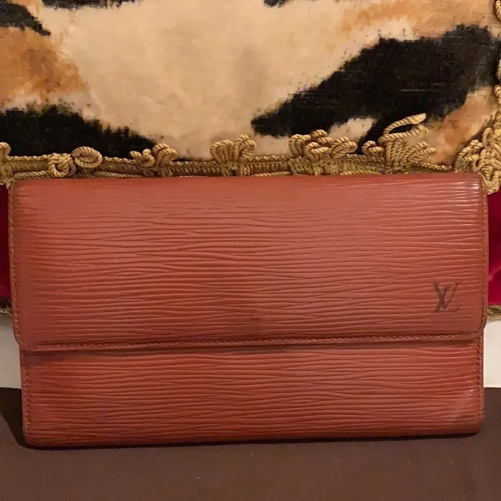 Authentic Louis Vuitton long epi wallet unisex